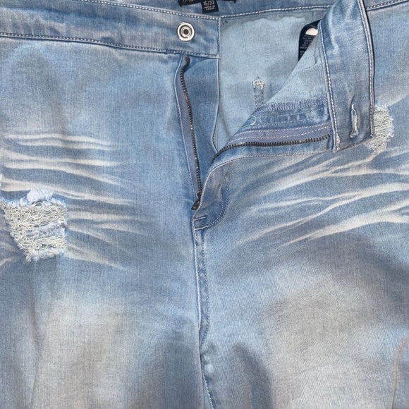 Stretchy Light Wash Ripped Jeans Size 15 - Picture 3 of 7